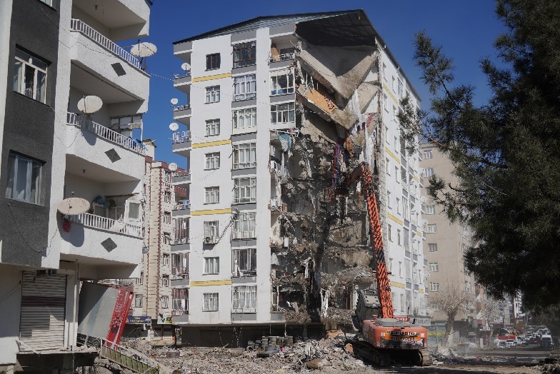 Diyarbakır’da binaların yıkımına başlandı