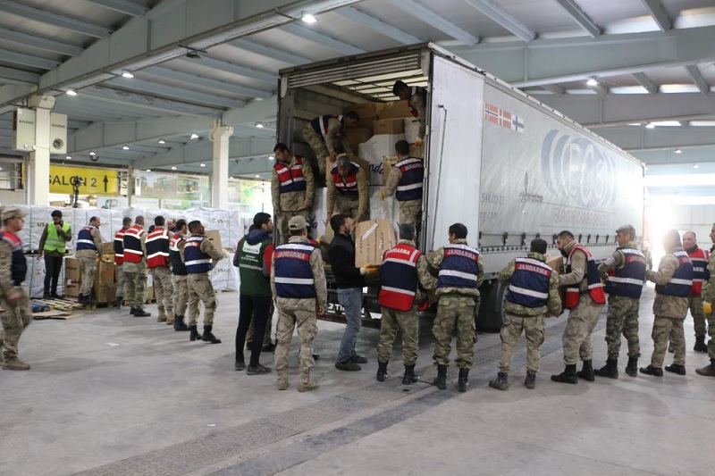 Farklı ülkelerden gelen yardımlar Diyarbakır'daki depremzedelere ulaştırılıyor