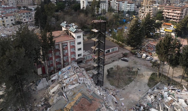 Mimarlık Fakültesi misafirhanesi yıkıldı, yangın merdiveni ayakta kaldı