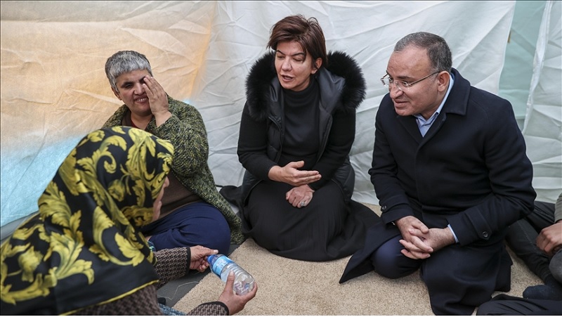 Bakan Bozdağ, Diyarbakır'da depremzedeleri ziyaret etti