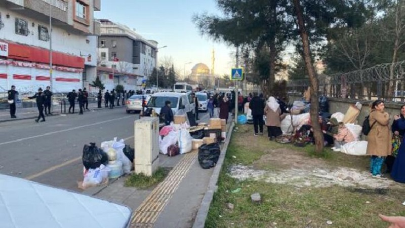 Diyarbakır'da, ağır hasar raporu verilen apartman tahliye edildi