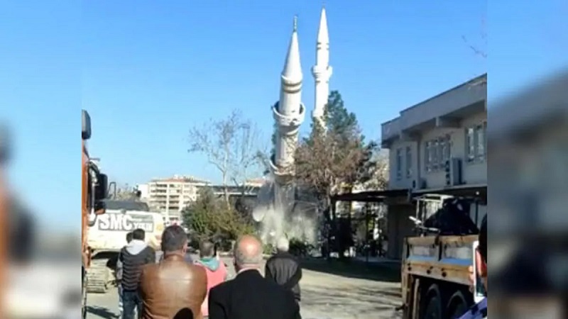 Diyarbakır’da depremde hasar gören cami minaresi yıkıldı