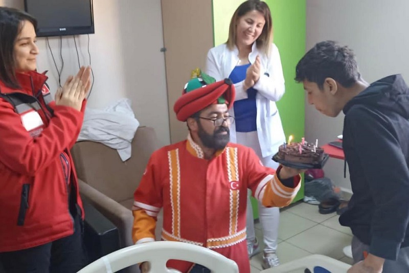 Diyarbakır’da depremzede çocuğa hastanede doğum günü sürprizi