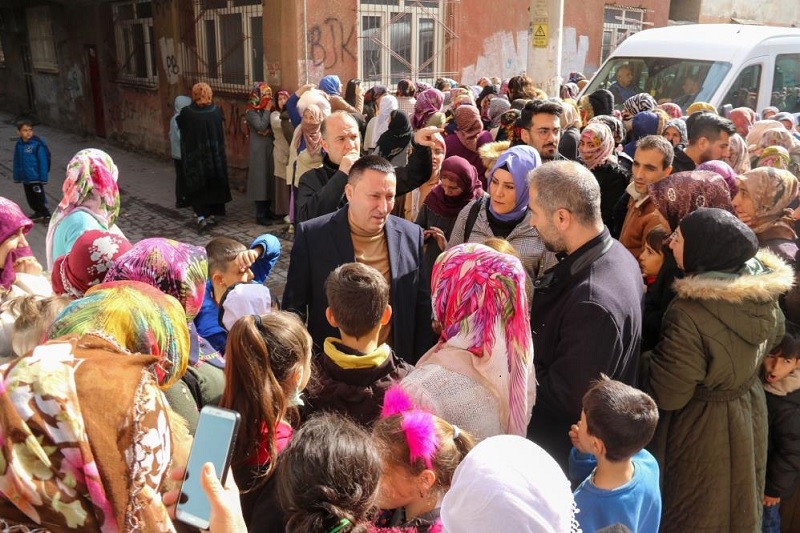 Bağlar Belediyesi’nin depremzedelere desteği sürüyor