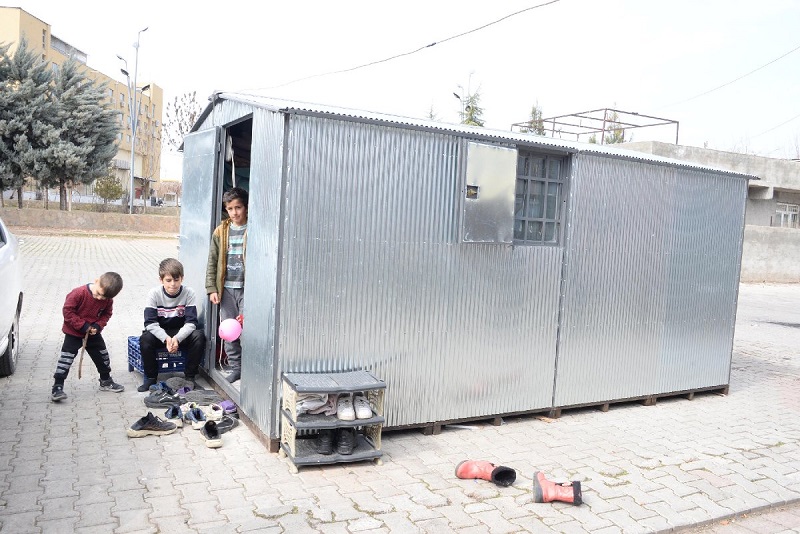 Diyarbakır'da depremzede iki aile, bir barakada yaşıyor