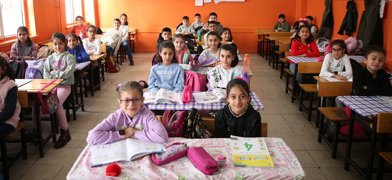Depremden etkilenen Diyarbakır'da öğrenciler dersbaşı yaptı