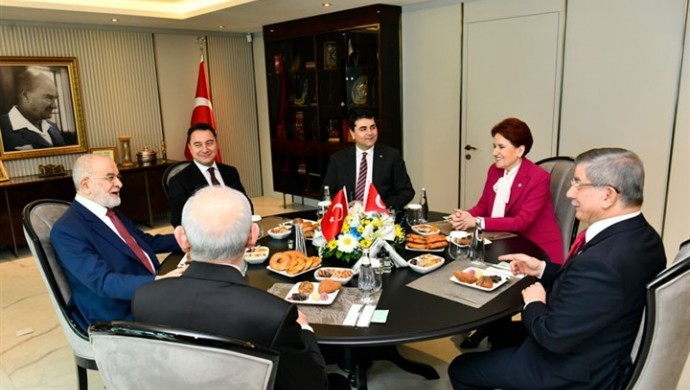 Cevat Korkmaz yazdı: Her Şeye Dair Bir Şeyler: Siyaset