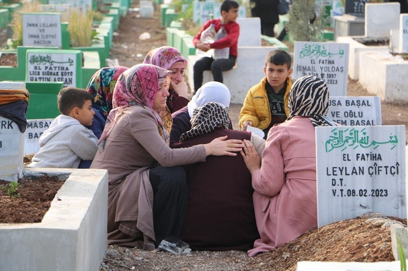 Diyarbakır’da hayatını kaybedenlerin yakınları mezarlıktan ayrılmıyor