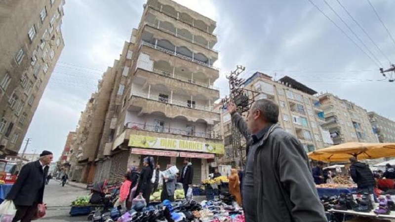 Diyarbakır’da ağır hasarlı olan bina önüne semt pazarı kuruluyor