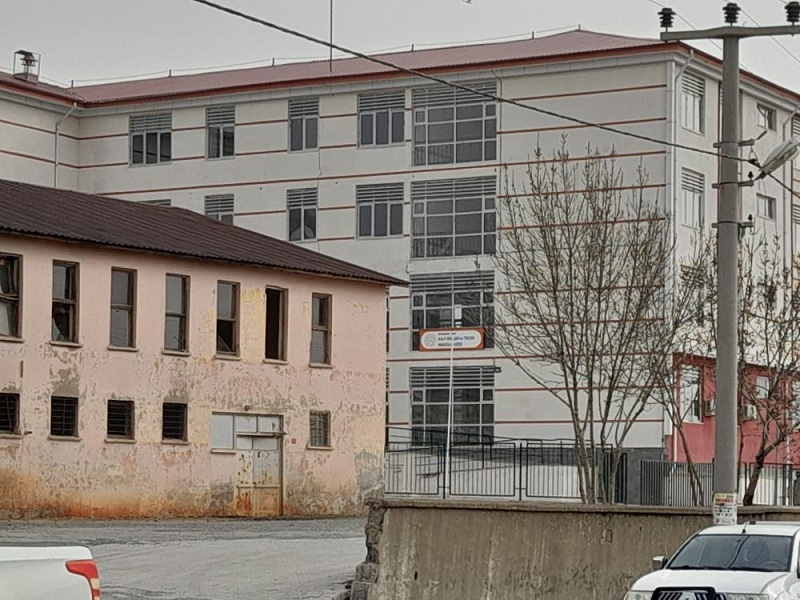 Diyarbakır’da 1 yıllık okul hasarlı çıktı: Öğrenciler başka okula nakledildi