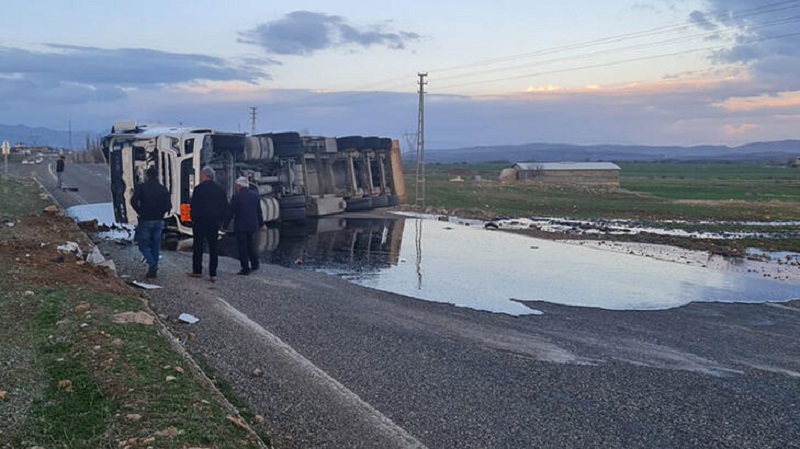 Diyarbakır’da kontrolden çıkan tanker devrildi