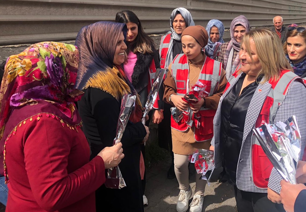 CHP, Diyarbakır’da kadınlara karanfil dağıttı