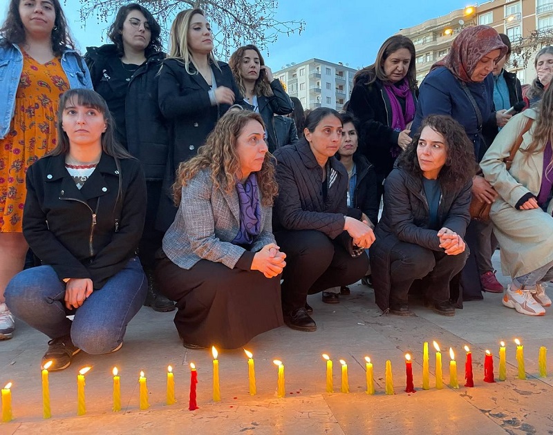 Diyarbakır’da kadınlar, depremde yaşamını yitirenler anısına mum yaktı