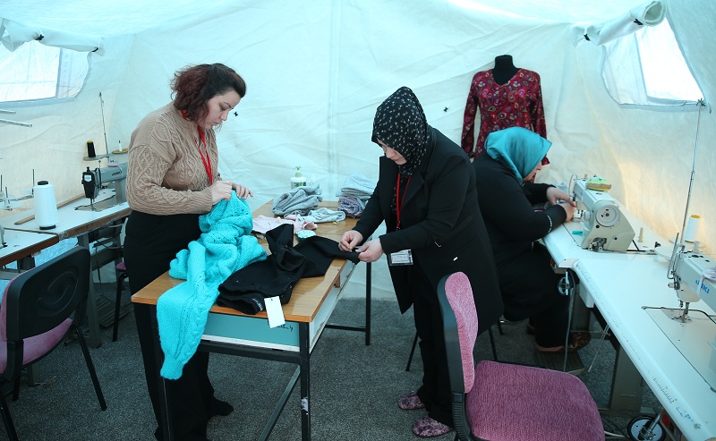 Diyarbakır'da usta öğreticiler afetzedelere terzilik hizmeti veriyor