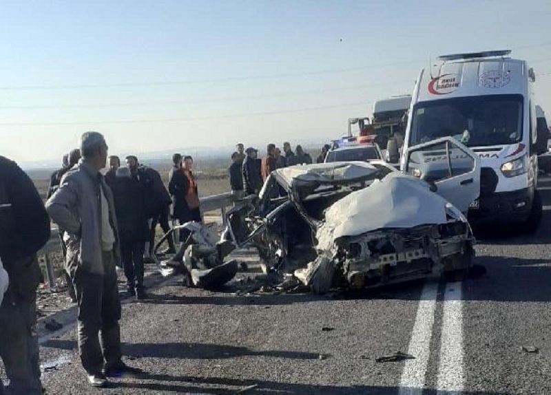 Diyarbakır’da baba-oğul trafik kazasında yaşamını yitirdi