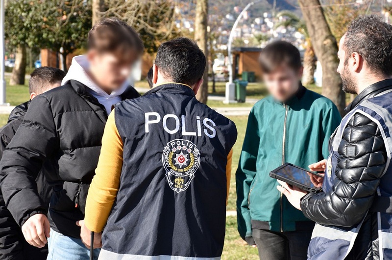Diyarbakır'da huzur uygulamasındaki gözaltılarda  16 tutuklama