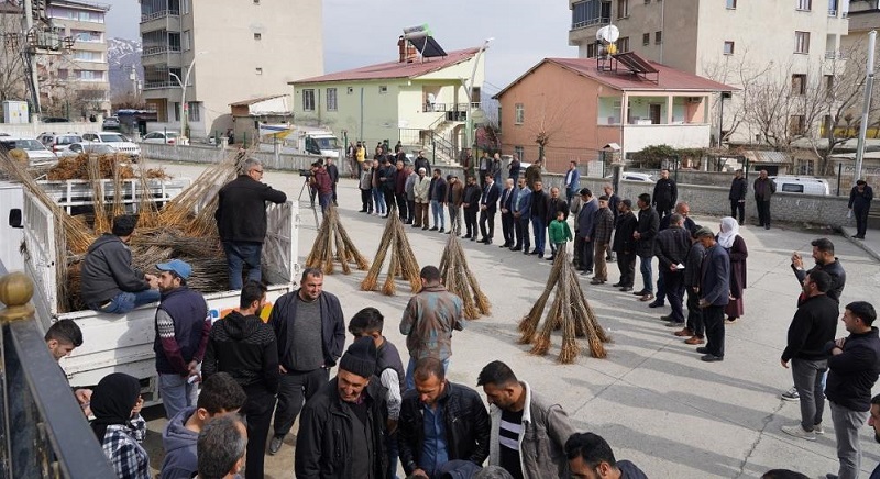 Diyarbakır'da ipekböceği üreticilerine dut fidanı dağıtıldı