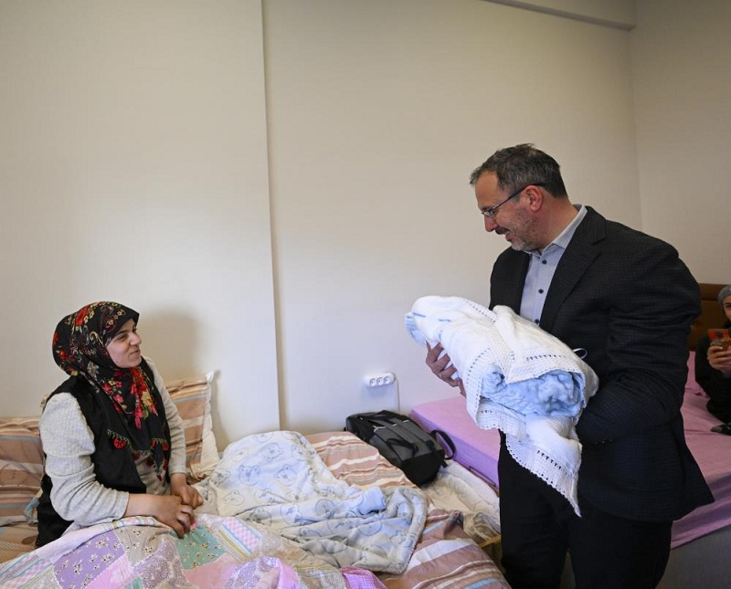Bakan Kasapoğlu, Diyarbakır'da yurtta doğum yapan depremzedeyi ziyaret etti