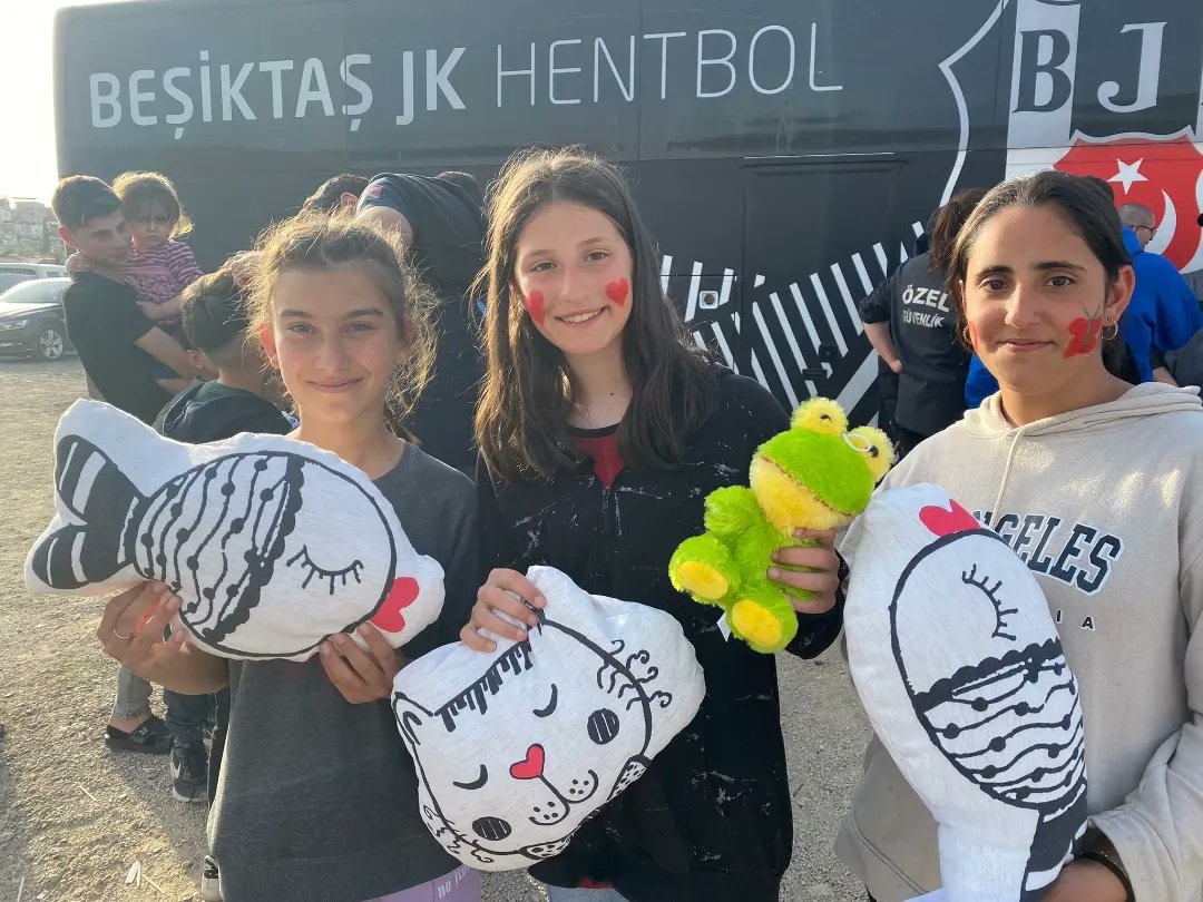 Beşiktaşlıların gönderdiği oyuncaklar depremzede çocuklara dağıtıldı