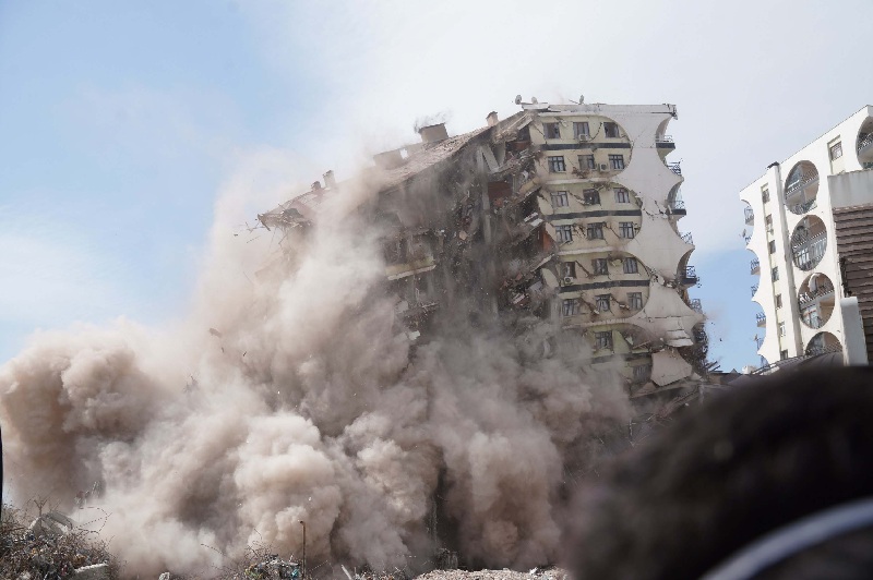 Diyar Galeria'daki markette deprem anı; Camlar patladı, ürünler dışarı fırladı