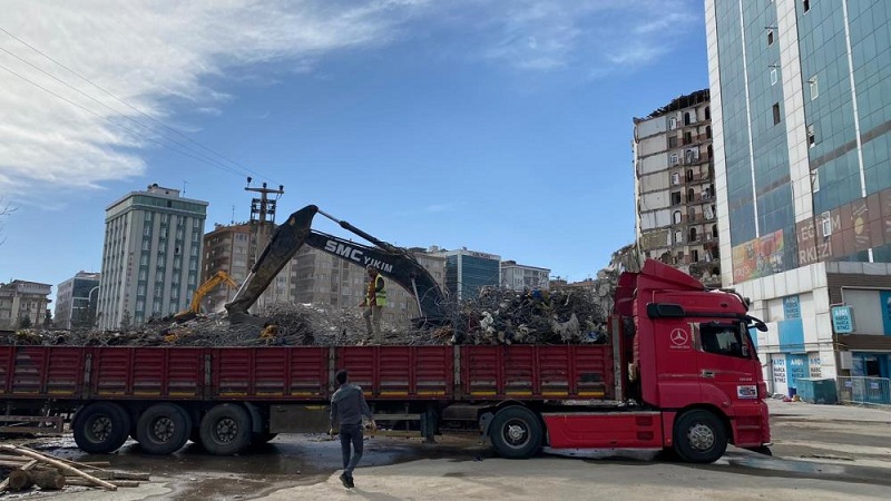 Diyar Galeria’nın enkazından demir yığınları çıkartılıyor