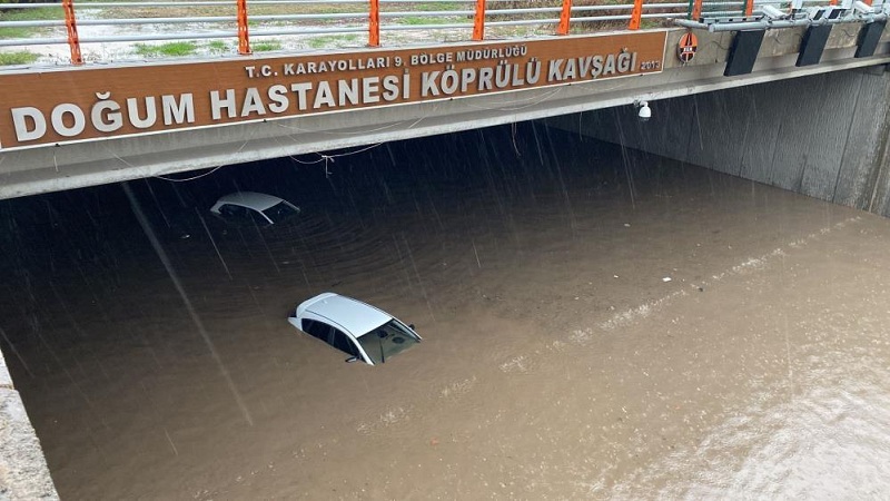 Diyarbakır’da araçlar sağanakla birlikte alt geçitte mahsur kaldı
