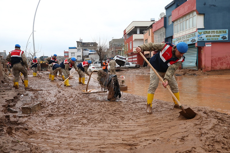 Selin tahrip ettiği Karakoyun Deresi civarı temizleniyor