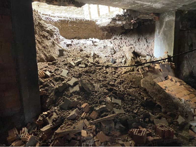 Diyarbakır’da 5 katlı apartmanın duvarları sel nedeniyle çöktü
