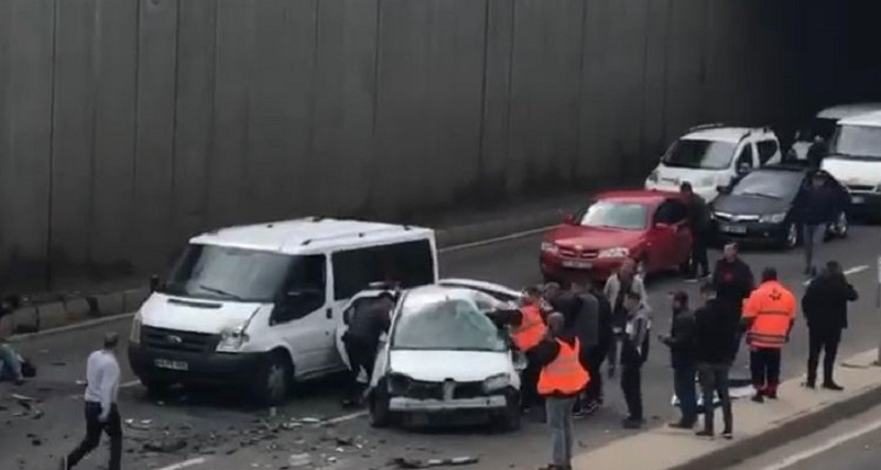 Diyarbakır'da 6 aracın karıştığı kazada 2 kişi öldü, 2 kişi yaralandı