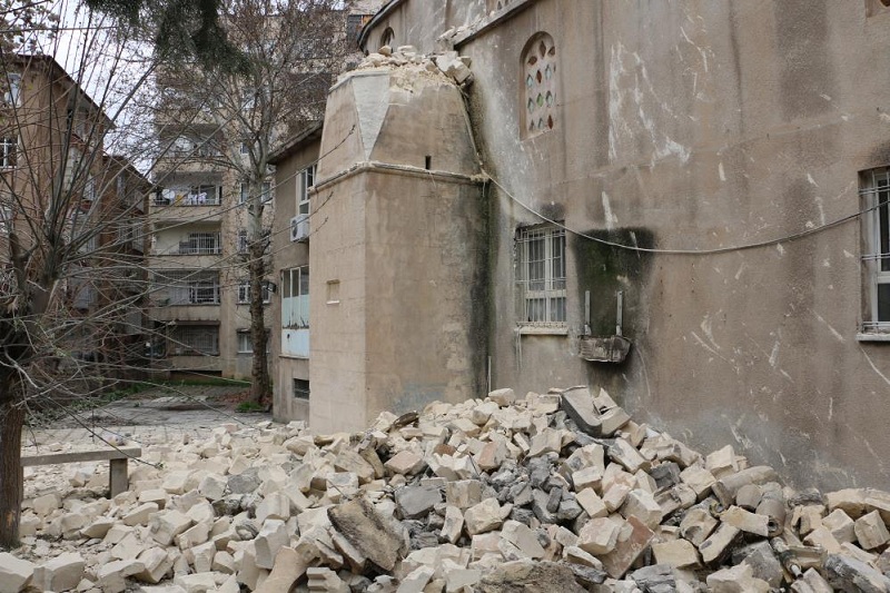Depremde hasar gören minare kontrollü yıkıldı