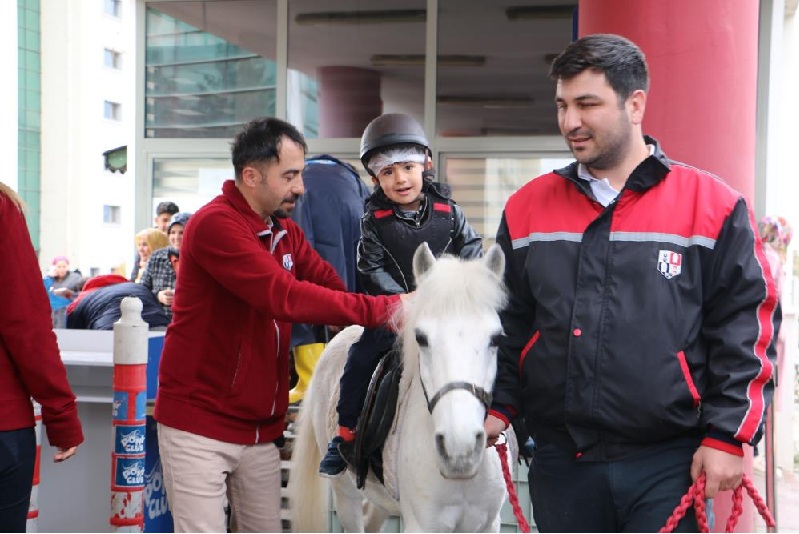 Yaraları sarmak için 4 nala koştular