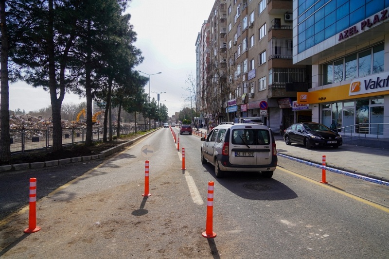 Galeria’nın önündeki yolun tek şeridi trafiğe açıldı