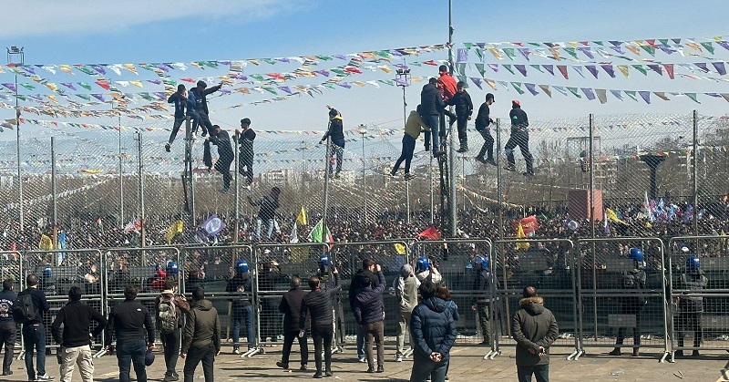 Diyarbakır'da Newroz kutlamasında olay; 5 polis yaralandı, 19 gözaltı