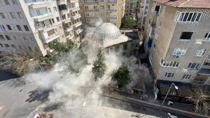 Diyarbakır’da 3 apartman arasındaki ağır hasarlı minare yıkıldı