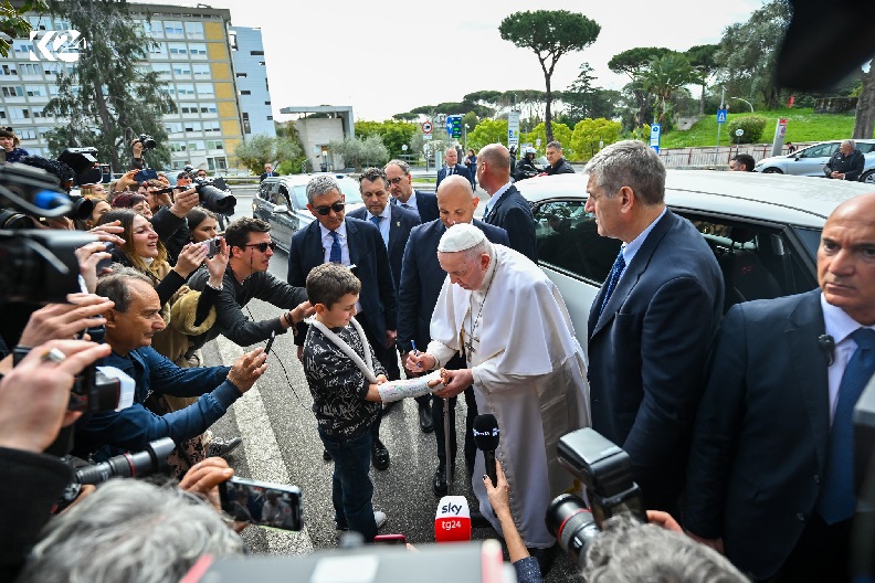 Hastaneden taburcu edilen Papa Francis: Halen hayattayım