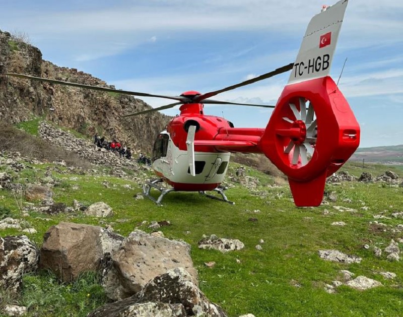 Hayvan tepmesi sonucu ayağı kırılan şahıs için helikopter havalandı
