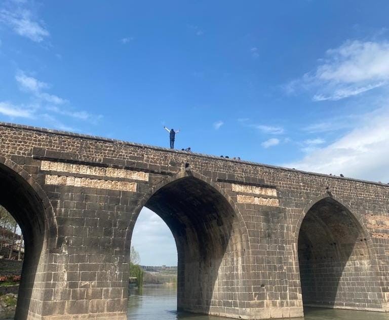 Tarihi Ongözlü Köprü’de bir genç canını hiçe sayarak halay oynadı