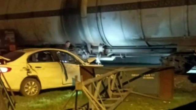 Diyarbakır’da otomobil, yük trenine çarptı: 3 yaralı