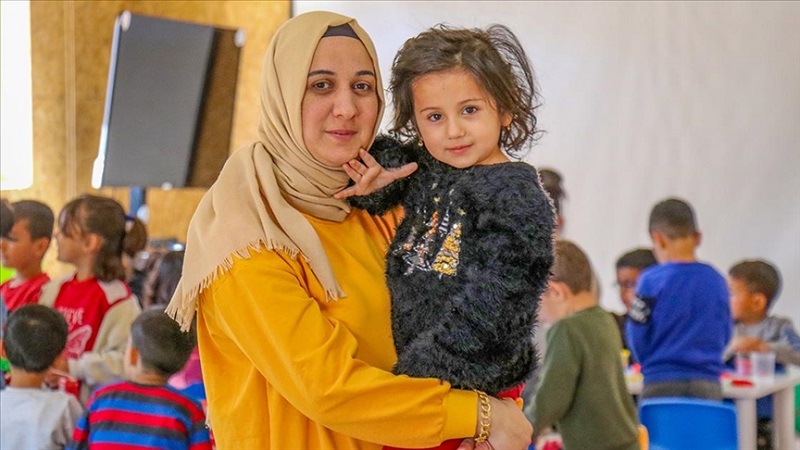 Depremde kurtulan Elif öğretmen, depremzede çocuklara moral veriyor