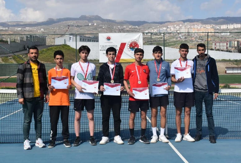 Okul Sporları Gençler Tenis Bölge Birinciliği müsabakaları sona erdi