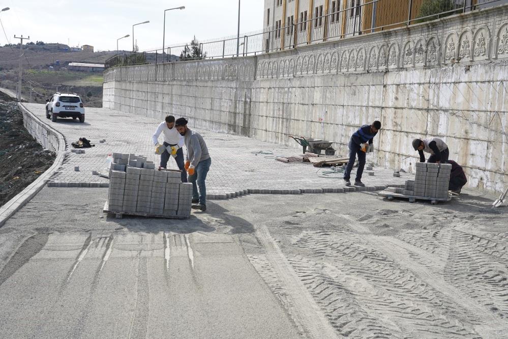 Kulp’un yeni asri mezarlık yolunda parke taşı döşeme çalışmaları tamamlandı