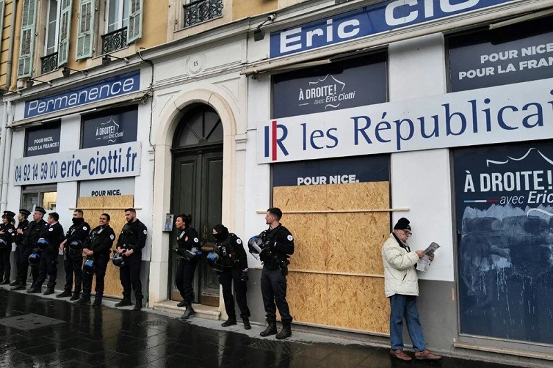 Fransa'da polisler de gösterilere katıldı