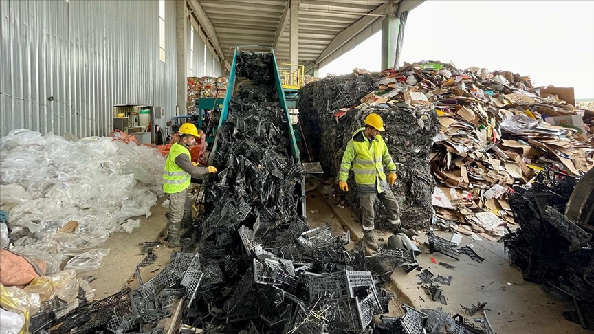 Hurdacı kardeşlerin "sıfır atık" tesisinde yılda 290 bin ton atık geri dönüştürülüyor