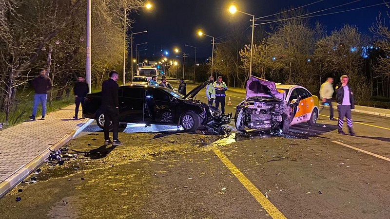 Diyarbakır'da ticari taksi ile otomobil çarpıştı: 4 yaralı