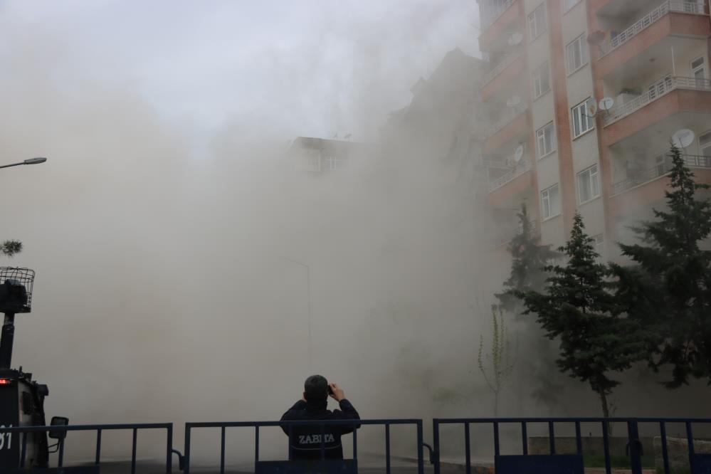 Diyarbakır’da yıkımına başlanan bina çöktü