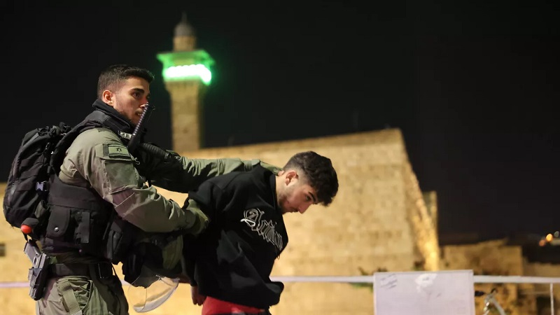  İsrail polisi, sabah namazı kılmak isteyen Filistinlilere saldırdı