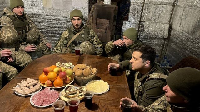 Zelenskiy, Ukrayna ordusundaki Müslüman askerlerle iftar yaptı