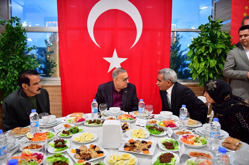 Valisi Su, "Dünya Romanlar Günü" dolayısıyla düzenlenen iftar programına katıldı
