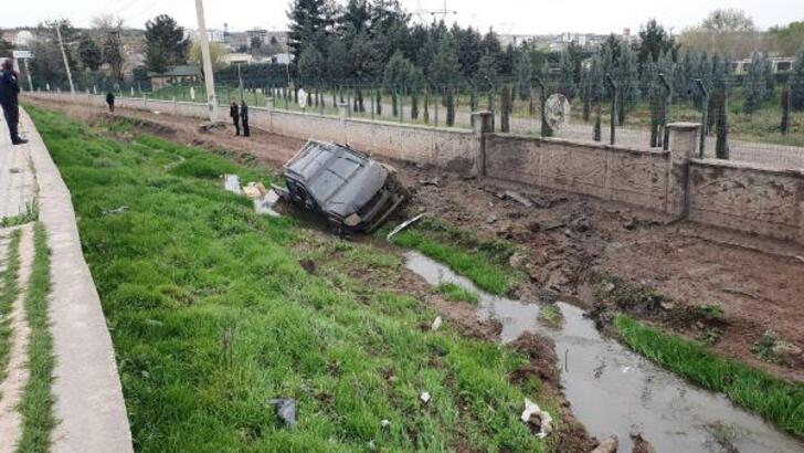 Diyarbakır'da şarampole devrilen kamyonetin sürücüsü yaralandı