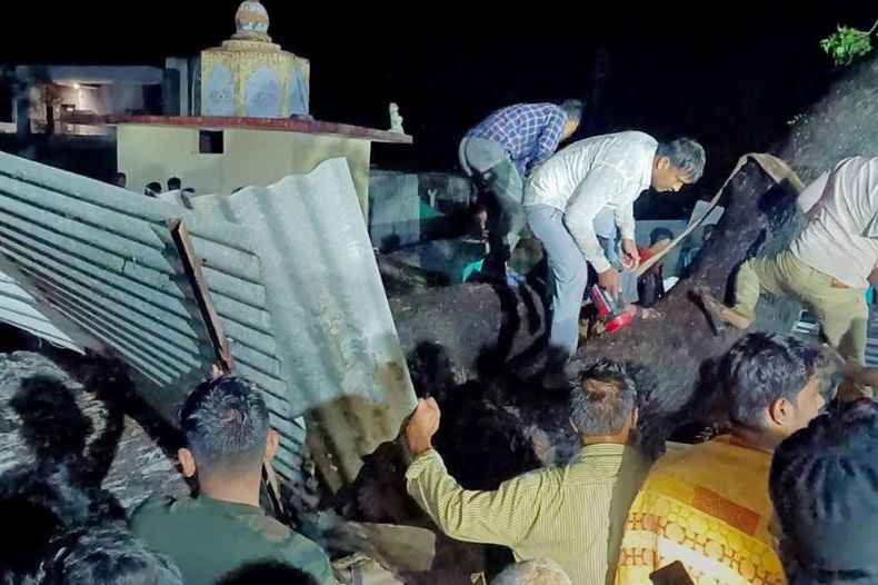 Hindistan’da tapınağın üzerine devrilen ağaç nedeniyle 7 kişi öldü